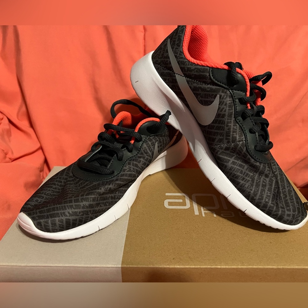 NEW 3.5 Girls NIKE Tanjun Print Sneakers
